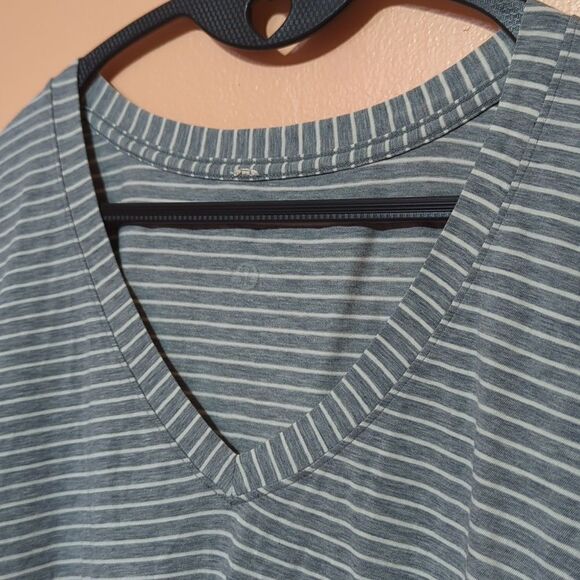 Lululemon classic v-neck stripe grey tshirt sz 4 (estimated) - Picture 2 of 6